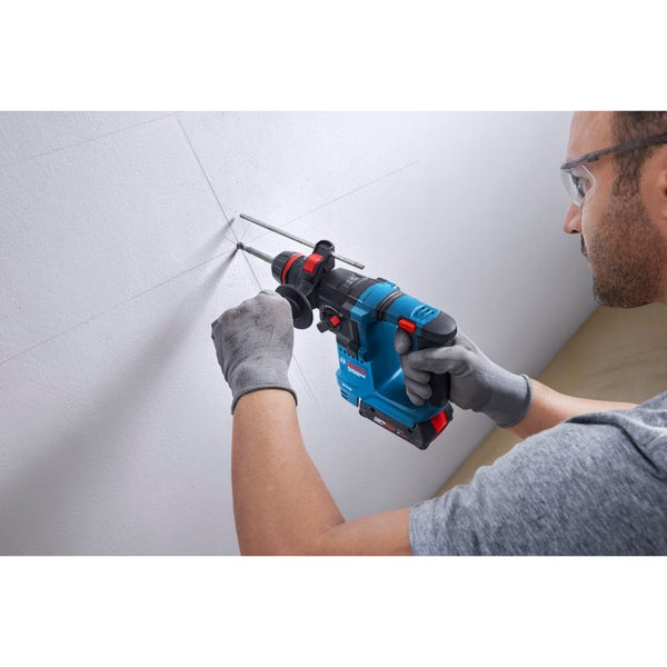 Ein Mann bohrt mit einem Bohrhammer ein Loch in eine Wand
