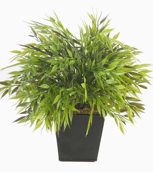 Nahaufnahme einer grünen Kunstpflanze mit vielen kleinen, spitzen Blättern.