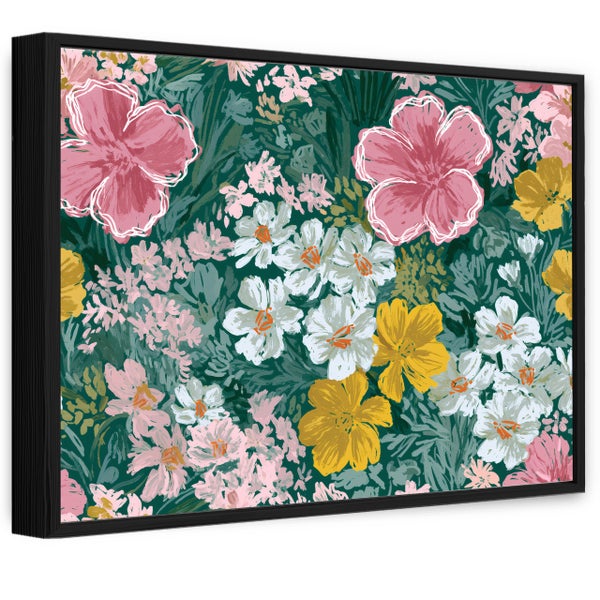 Wandbild im schwarzen Rahmen mit floralem Motiv und gemalten Blumenmustern.