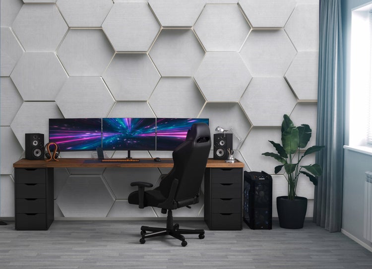 Modernes Arbeitszimmer mit Schreibtisch, Gaming-Stuhl, Computern und Dekoration