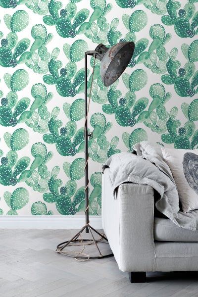Wohnzimmer mit Kaktusmuster-Tapete, Stehlampe und Sofa