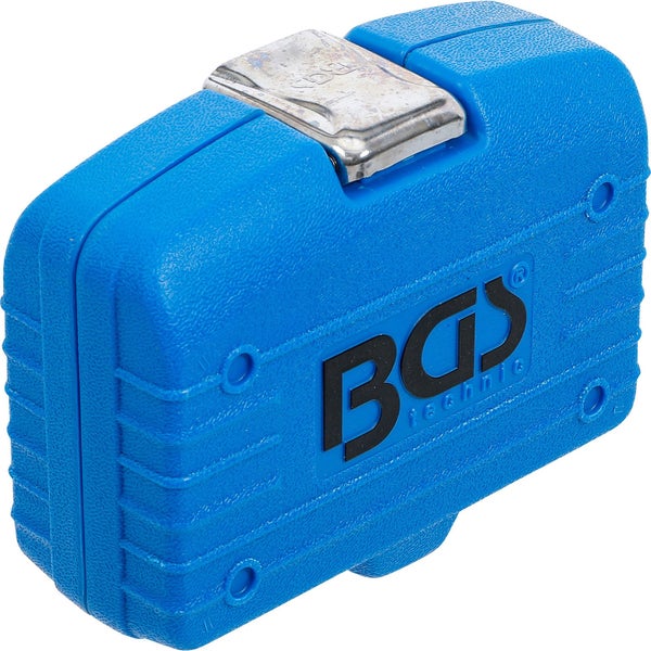 Werkstatt mit roten und blauen Fässern und Handpumpe