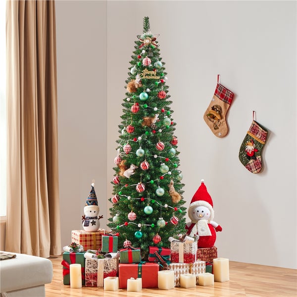 Dekorierter Weihnachtsbaum mit Geschenken und Strümpfen an der Wand