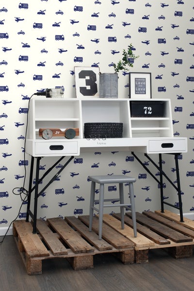 Kinderzimmer mit Schreibtisch, Hocker und Tapete mit Fahrzeugmuster