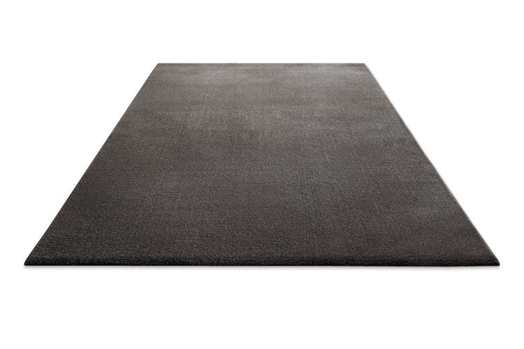 Rechteckiger grauer Teppich aus Textil mit niedrigem Flor.