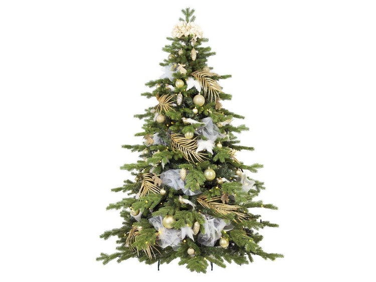 Geschmückter künstlicher Weihnachtsbaum mit goldenen Kugeln, Kunstblumen und weißem Tüllband als festliche Dekoration.