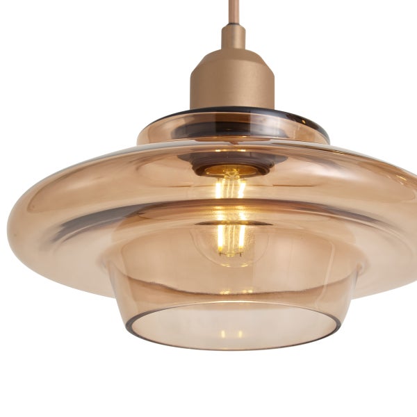 Moderne Hängeleuchte mit einem breiten, glockenförmigen Lampenschirm aus Glas und einer metallischen Aufhängung mit integriertem Leuchtmittel.