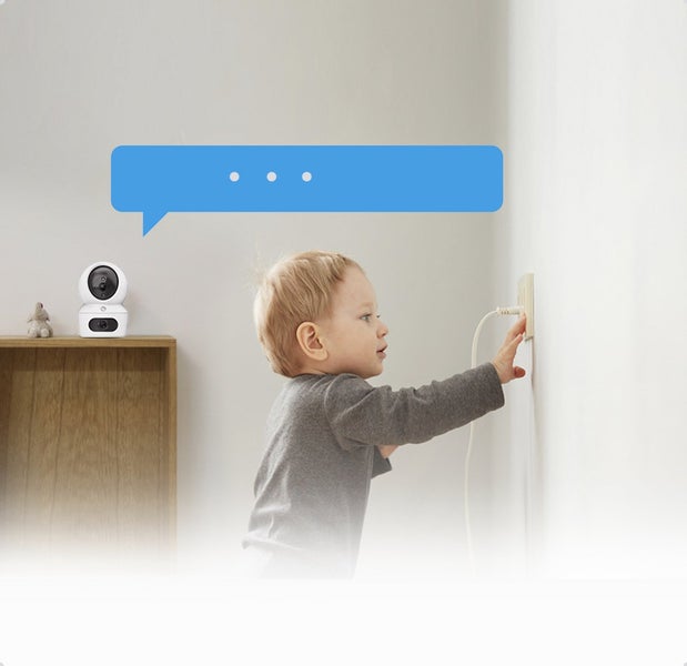 Szene mit einer Überwachungskamera und einem Kind, das eine Steckdose berührt