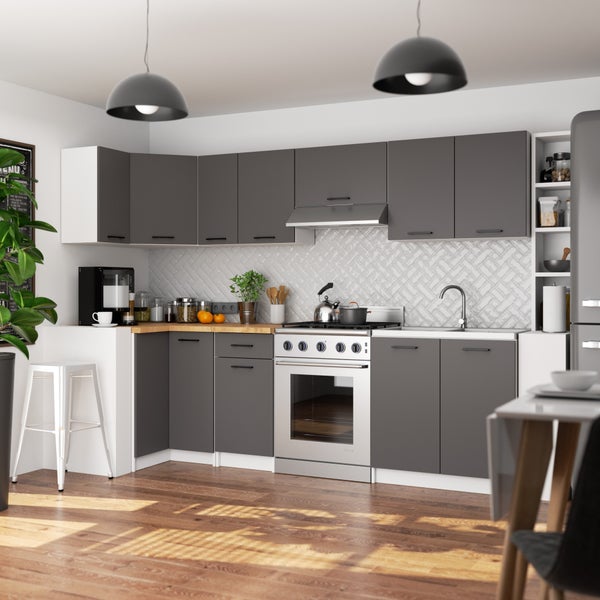 Moderne Küche mit grauen Schränken, Arbeitsplatte aus Holz und Küchengeräten