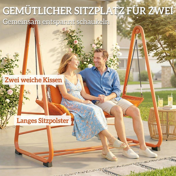 Zweisitzer Garten-Hollywoodschaukel mit orangefarbenem Gestell, zwei Kissen und langem Sitzpolster auf einer Terrasse mit einem Paar.