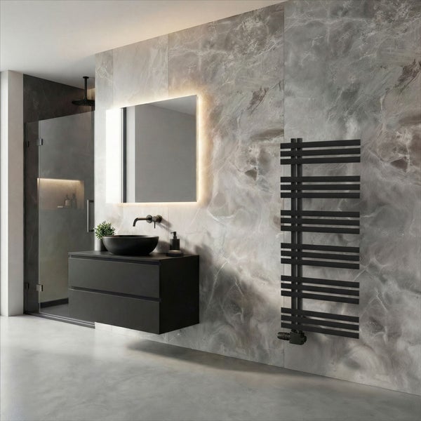 Modernes Badezimmer mit schwarzem Waschtisch, Aufsatzbecken, beleuchtetem Spiegel und Handtuchheizkörper an einer Wand in Marmoroptik.