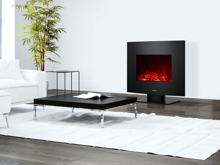 Wohnzimmer mit Elektrokamin, Couch, Tisch und Dekoration