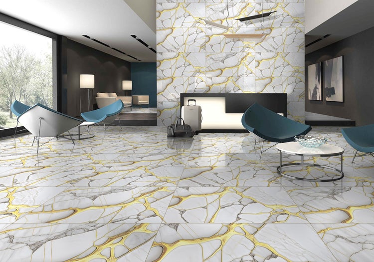 Modernes Wohnzimmer mit Bodenfliesen in Marmoroptik, Sitzgelegenheiten und Gepäck