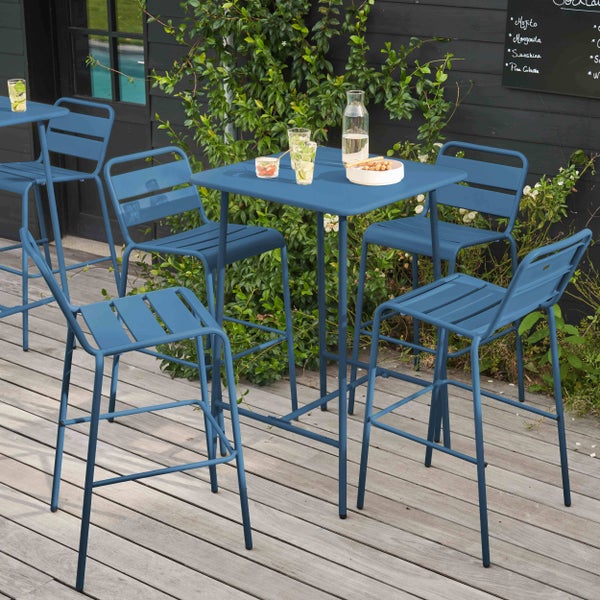 Blaues Garten-Barset aus Metall mit einem quadratischen Stehtisch und vier Barhockern auf einer Holzterrasse.