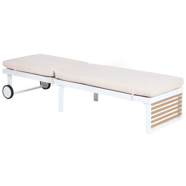 Sonnenliege mit weißem Aluminiumgestell, hellen Polstern, Rollen und Holzelementen am Fußende.