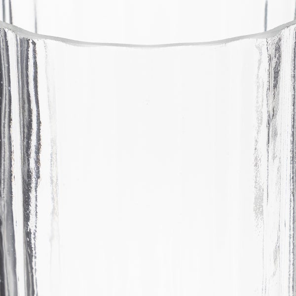 Nahaufnahme einer Vase aus klarem Glas mit geriffelter Oberflächenstruktur.