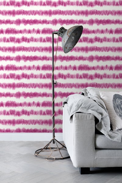 Wohnzimmer mit Couch, Stehlampe und Tapete mit Streifenmuster
