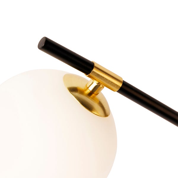 Detailaufnahme einer Leuchte mit rundem Lampenschirm, Halterung und Stange