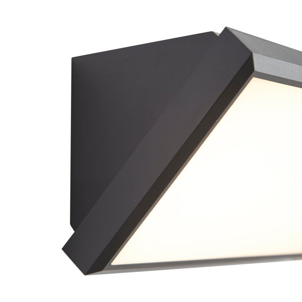 Moderne, eckige Außenwandleuchte in Anthrazit aus Aluminium mit Kunststoffdiffusor.