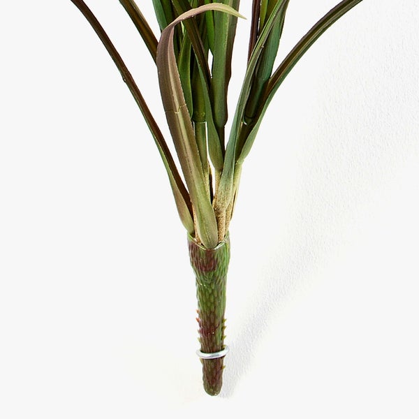 Detailaufnahme eines künstlichen Olivenbaums mit strukturiertem braunem Stamm, grünen Blättern und dunklen Oliven.