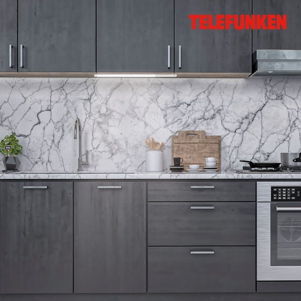 Moderne dunkle Küche mit Marmor-Rückwand, Unterbauleuchte, Spüle und Backofen. Telefunken Logo.