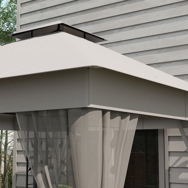Detailansicht eines Gartenpavillons mit einem belüfteten Doppeldach und gemusterten Mesh-Vorhängen vor einer hellen Hausfassade.