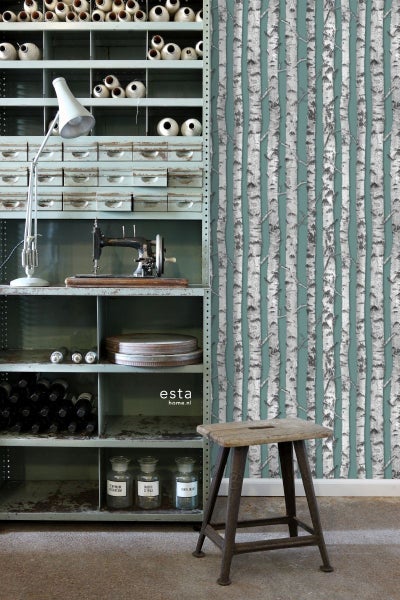 Dekoratives Zimmer mit Baum Tapete, Regal und Sitzhocker