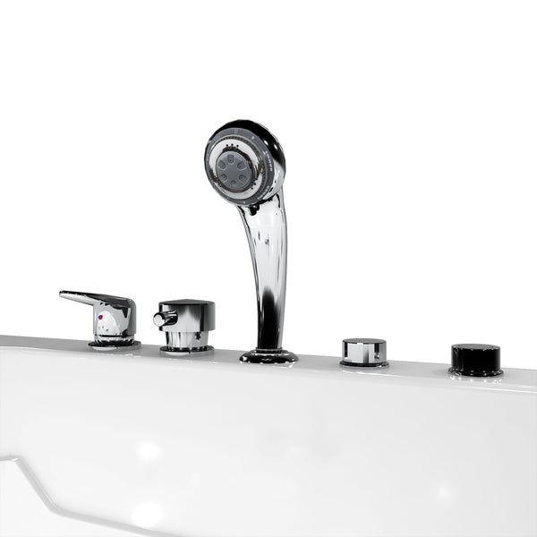 Detailansicht einer Badewanne mit Armatur und Handbrause