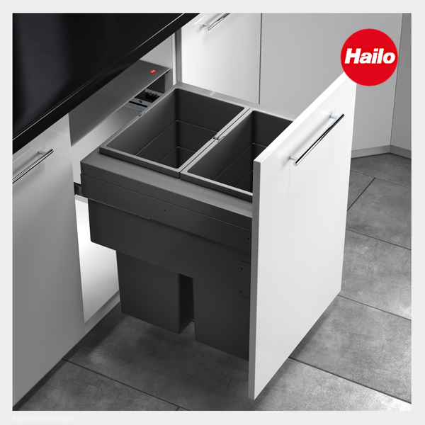 Hailo Logo. Einbau-Abfalltrennsystem mit zwei grauen Kunststoff-Eimern in einer weißen Küchenschublade.