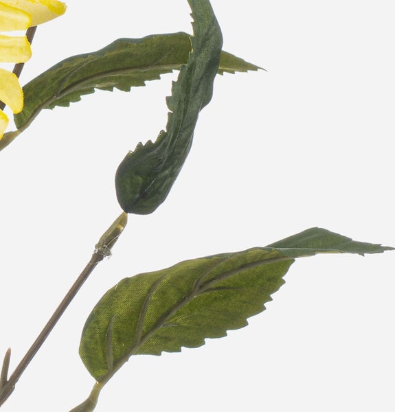 Künstlicher Blumenzweig mit grünen gezackten Blättern und gelben Blütenblättern.