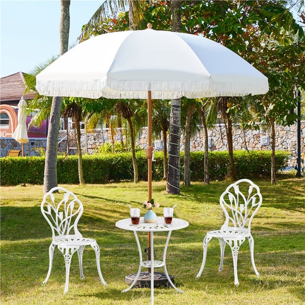 Gartenszene mit einem runden Tisch, zwei Stühlen und einem Sonnenschirm