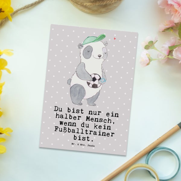 Mr. & Mrs. Panda Postkarte Fußballtrainer Herz - Grau Pastell