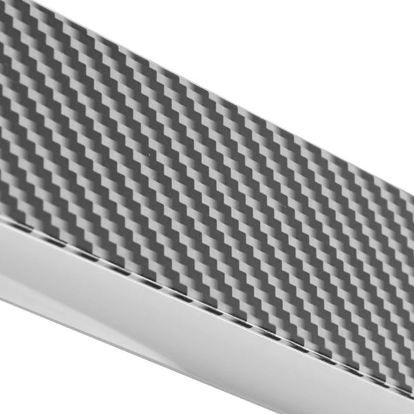 Nahaufnahme einer Schutzleiste in Carbon-Optik mit einer glänzenden Chromkante.