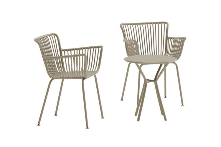 Dreiteiliges Gartenmöbel-Set in Beige aus Metall mit zwei Armlehnenstühlen in Lamellen-Optik und einem runden Tisch.