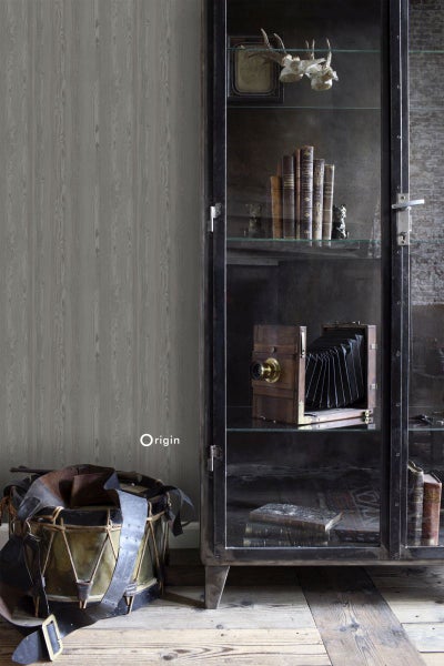 Dekorative Tapete mit Holzmaserung neben einem Schrank mit Vintage-Objekten in einem Raum.