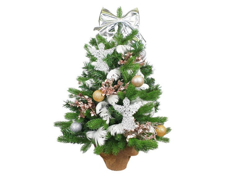 Künstlicher Weihnachtsbaum im Jutesack, geschmückt mit Kugeln, Engeln, Federn und einer Schleife