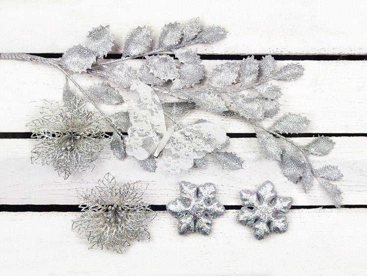 Weihnachtsdekoration Set mit Glitzerzweig, zwei Blumen, Schmetterling und zwei Schneeflocken zur festlichen Dekoration.