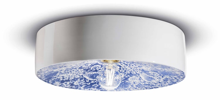 Deckenleuchte mit blauem Muster