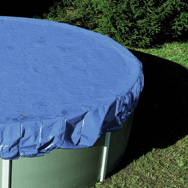 Abgedeckter runder Pool mit blauer Plane im Garten