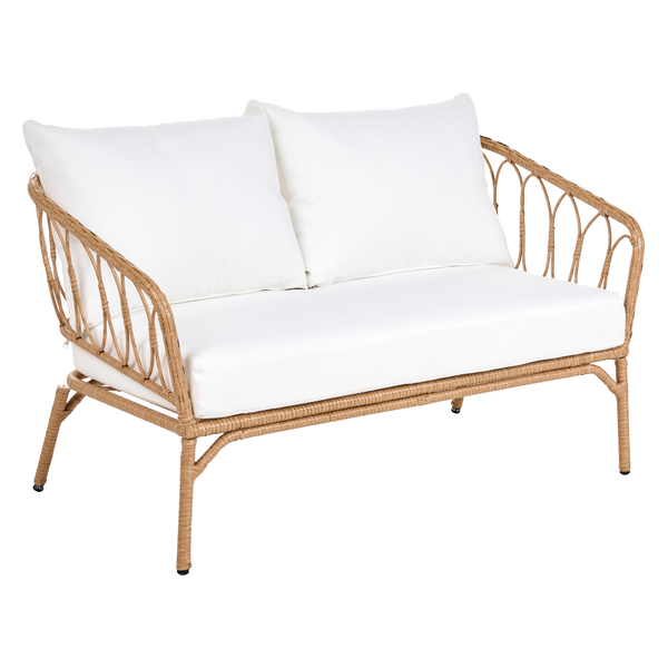 Zweisitzer-Gartensofa aus Geflecht mit weißen Sitz- und Rückenkissen.