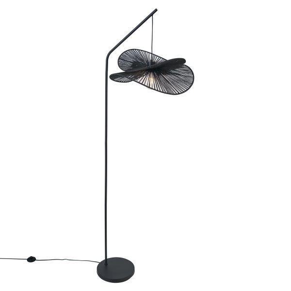 Schwarze Stehlampe aus Metall mit einem breiten, gewebten Schirm in organischer Form.
