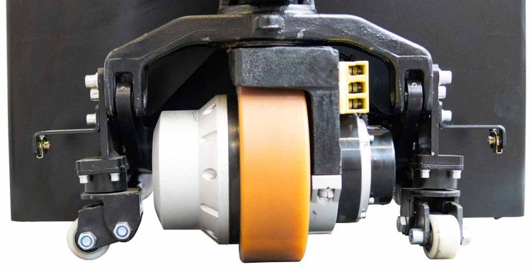 Nahaufnahme eines Antriebsrads und Lenkrollen für einen elektrischen Hubwagen aus Polyurethan und Metall.