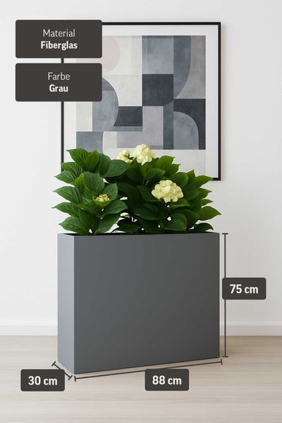 Rechteckiges Pflanzgefäß aus Fiberglas in Grau, 88 mal 30 mal 75 Zentimeter, mit einer weiß blühenden Hortensie bepflanzt.