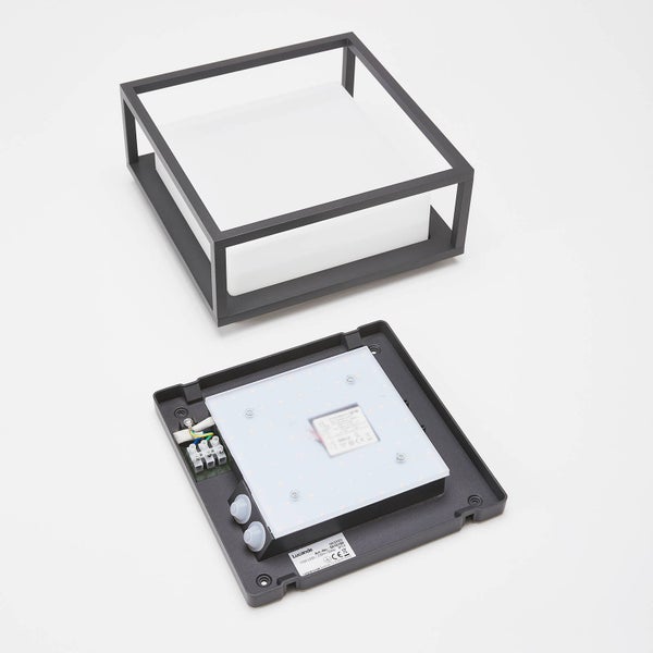 Quadratische LED Wand- oder Deckenleuchte von Lucande, bestehend aus einem Gehäuserahmen mit Diffusor und einer Montageplatte mit LED Modul.