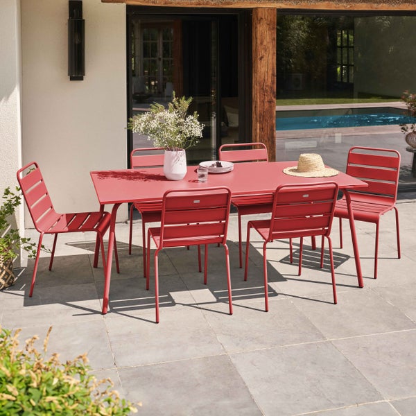 Roter rechteckiger Gartentisch aus Metall mit vier schmalen Beinen.
