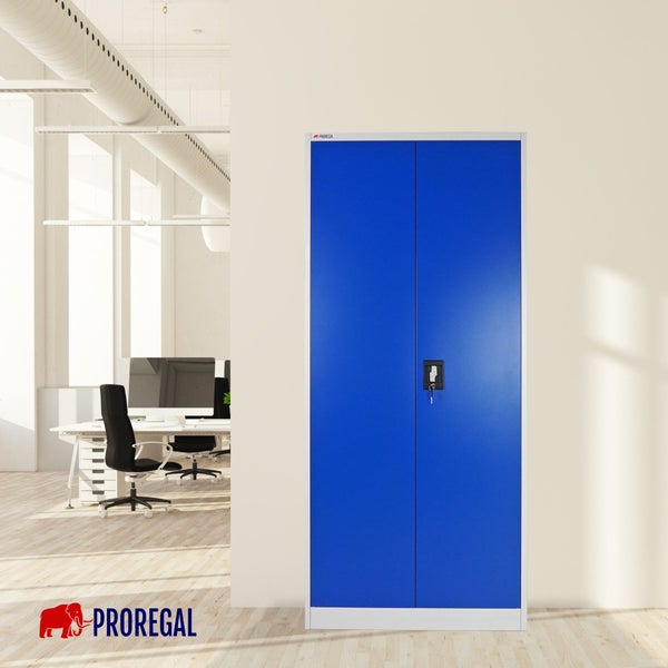 Proregal Metallschrank mit zwei blauen Flügeltüren und Schloss in einem hellen, organisierten Büro mit Schreibtischen und Stühlen.