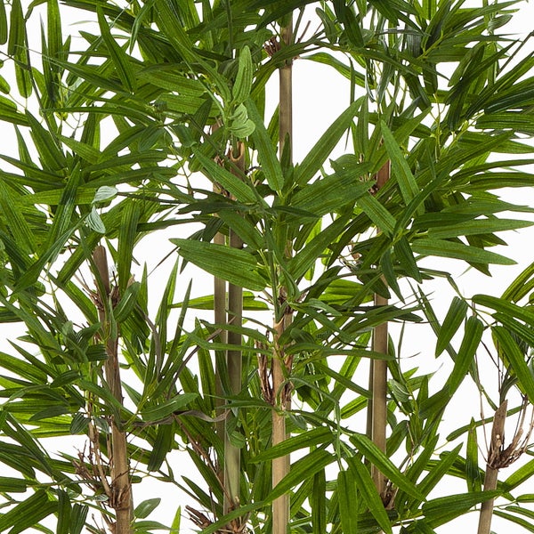 Künstlicher Gummibaum in einem schwarzen Kunststofftopf mit naturgetreuen Blättern und einem Stamm mit Luftwurzeln.