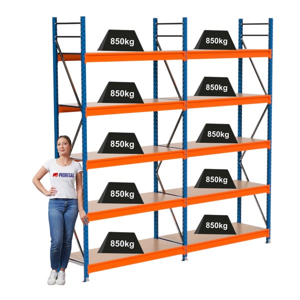 Hochregallager mit mehreren Ebenen und einer Traglast von 850 Kilogramm pro Ebene