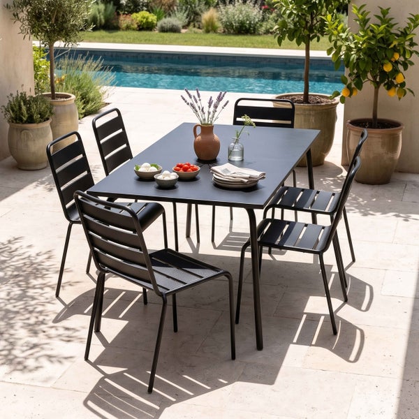 Modernes Gartenmöbel-Set aus schwarzem Metall mit rechteckigem Tisch und fünf Stühlen auf einer Terrasse am Pool.