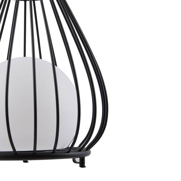 Detailansicht einer modernen Leuchte mit schwarzem Metallkäfig und weißem, kugelförmigem Diffusor.